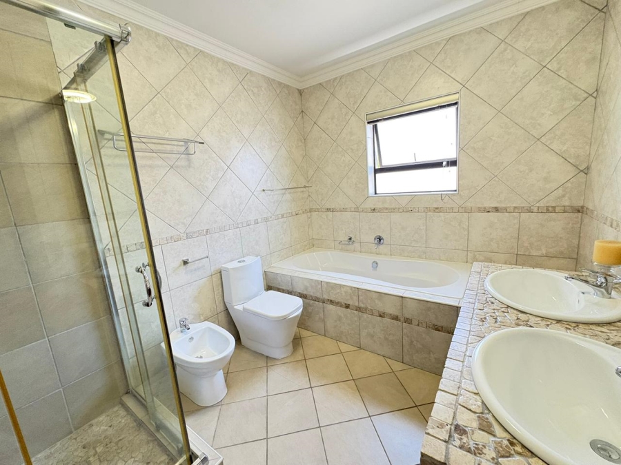 To Let 4 Bedroom Property for Rent in Uitzicht Western Cape